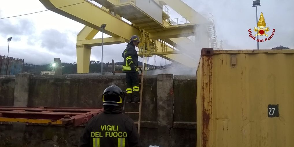 Genova, in fiamme materiale di scarto nella zona industriale