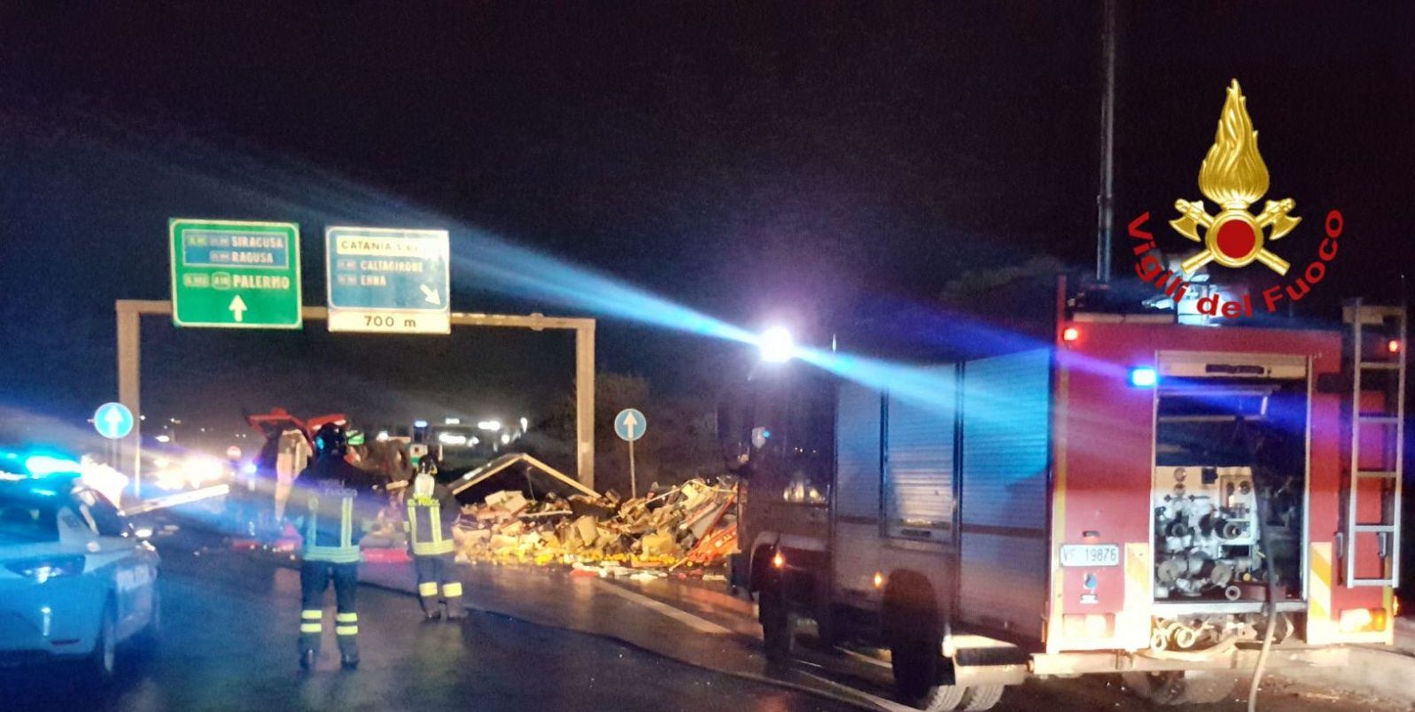 Catania, un Tir carico di frutta e verdura si ribalta sulla tangenziale