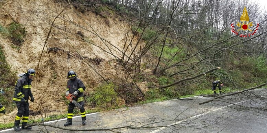 Pisa, frana un versante ed invade la carreggiata nel comune di Castelfranco