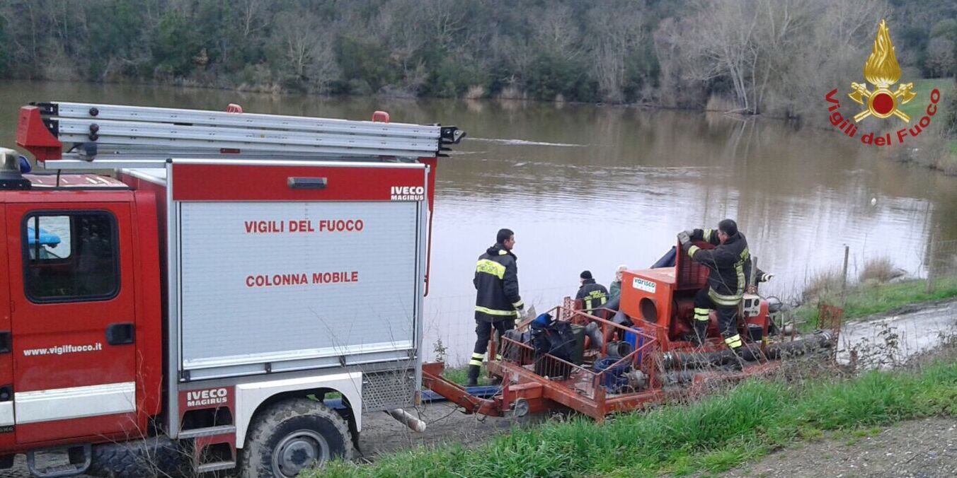 Pisa, intervento dei Vigili del fuoco presso il lago Scandri per cedimento argine