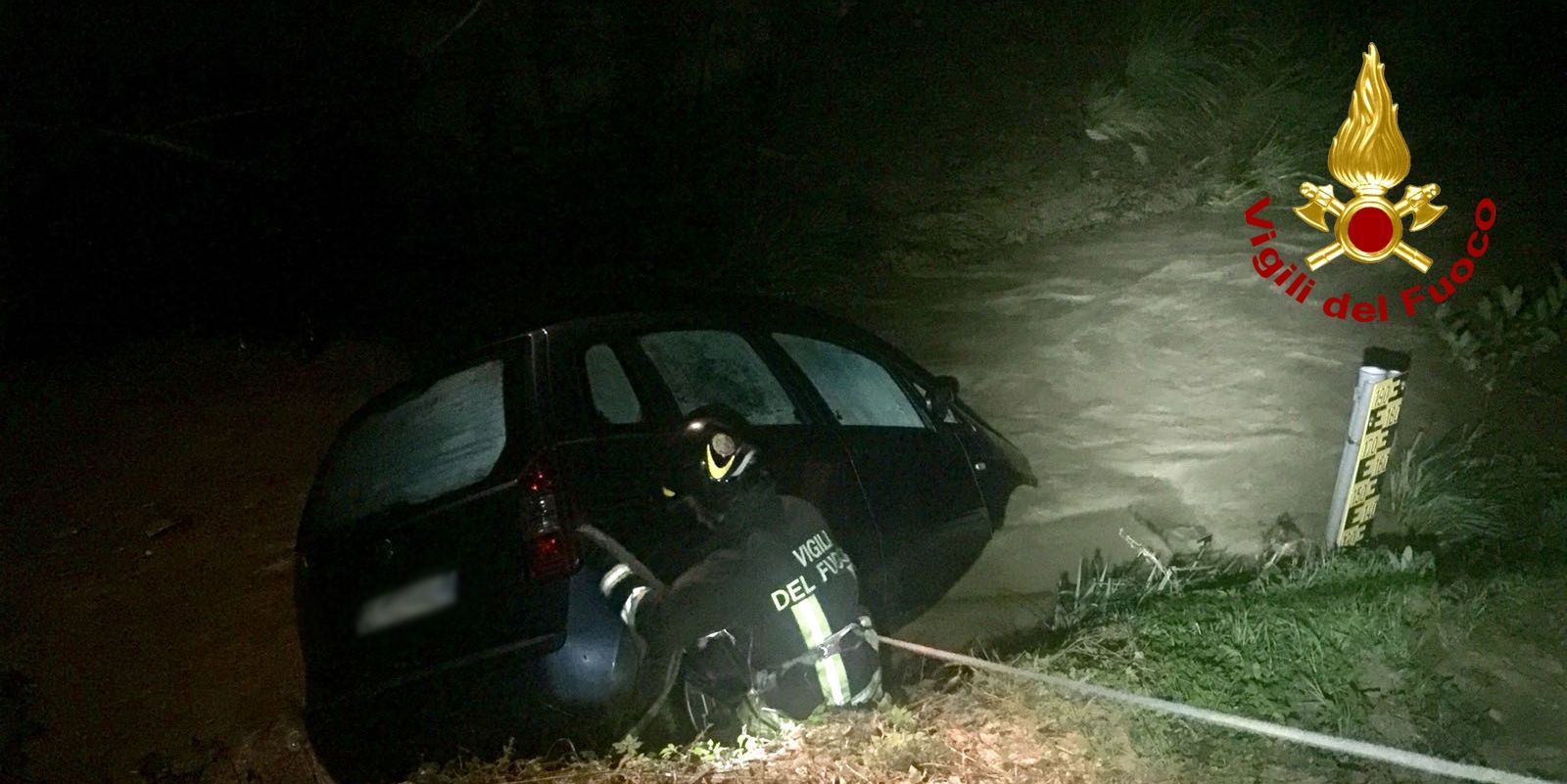 Ancona, intervento dei Vigili del fuoco a Monte S.Vito per recupero auto finita nel fiume