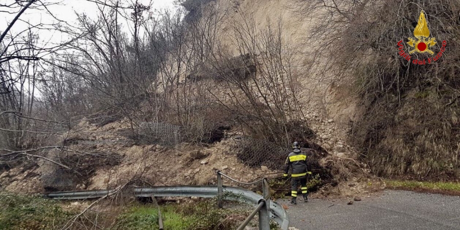 Rieti, i Vigili del fuoco liberano la "SP.67" bloccata da una frana