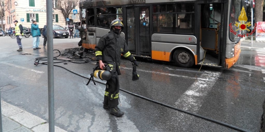 Genova, incendio autobus delle linee urbane