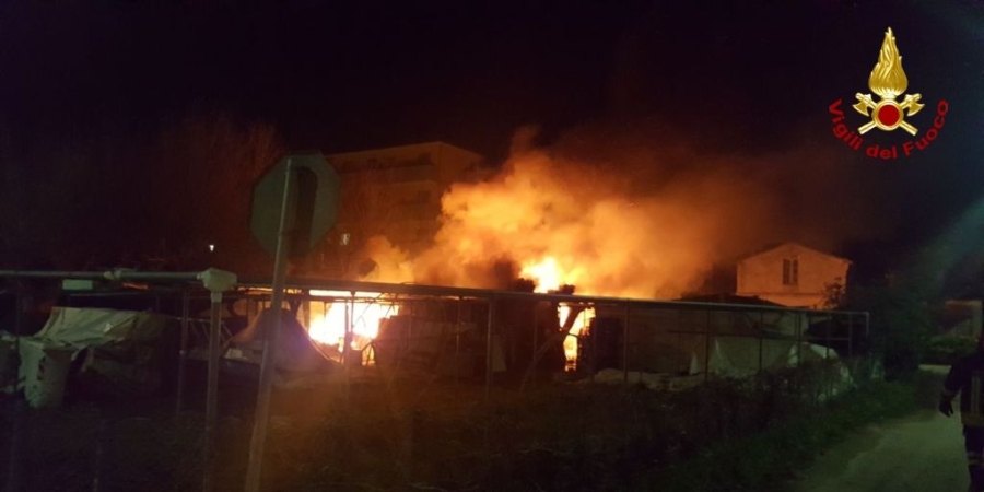 Ancona, incendio in un camping sul lungomare di Senigallia