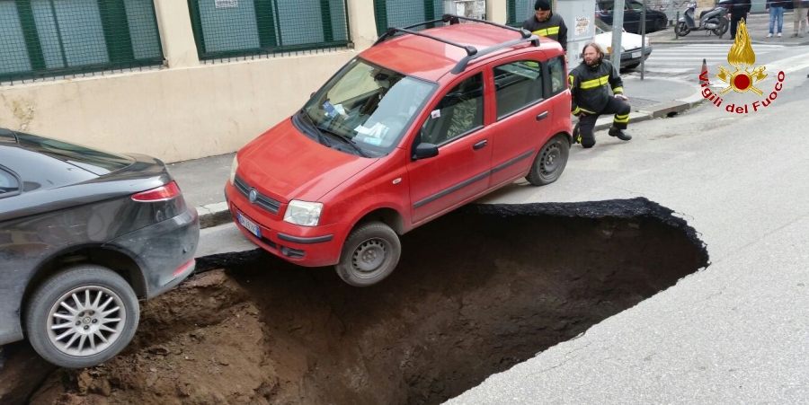 Roma, voragine sulla Circonvallazione Appia