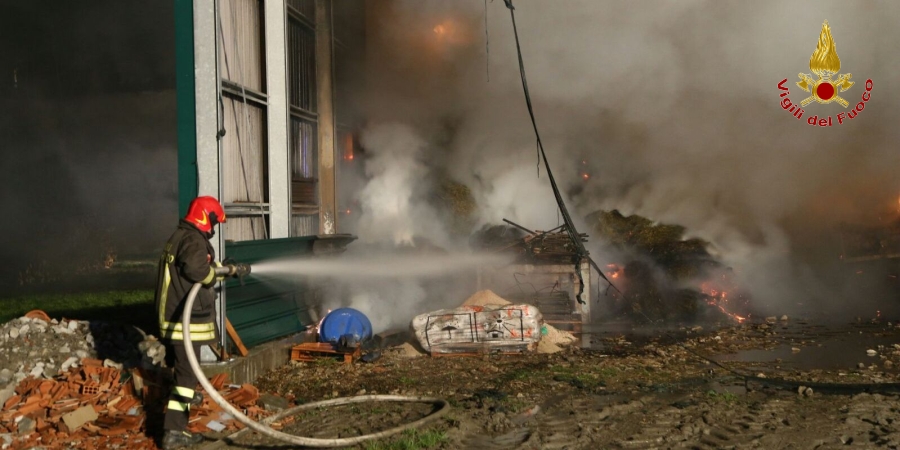 Torino, in fiamme il fienile di Cascina Bertini a Sant'Ambrogio