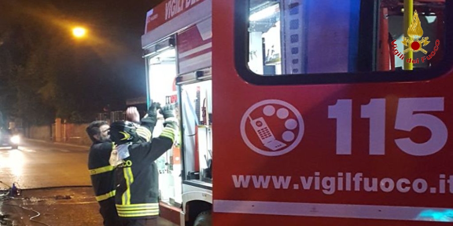 Verona, a fuoco nella notte negozio di materassi nella frazione di Parona