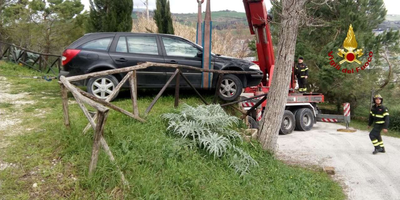 Ancona, i Vigili del fuoco recuperano un'autovettura in bilico su un muretto di recinzione