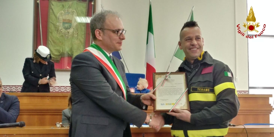 Teramo, nella Sala consiliare del Comune di Pineto assegnato un prestigioso riconoscimento al Vigile del fuoco, Federico Pelusi