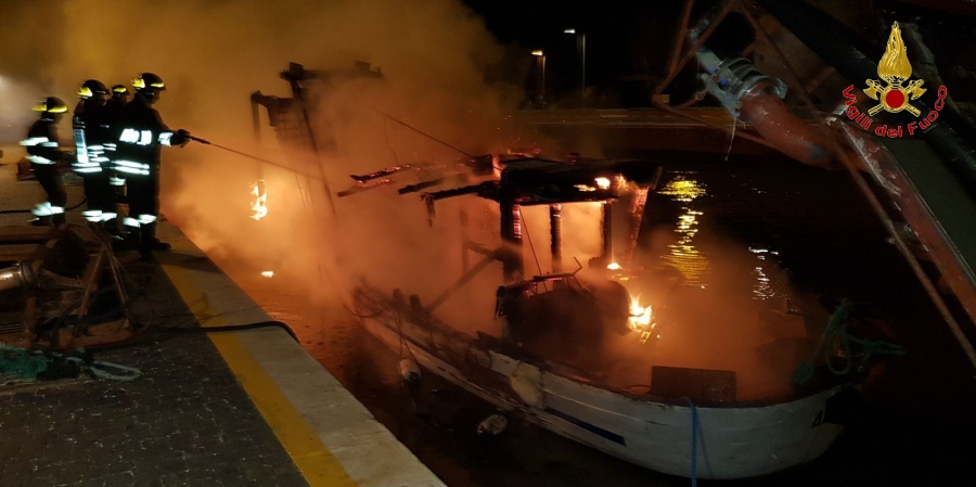 Roma, incendio imbrcazione nel porto di Fiumicino