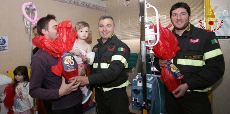 Ascoli Piceno, i Vigili del fuoco recano in dono uova di Pasqua al reparto di Pediatria