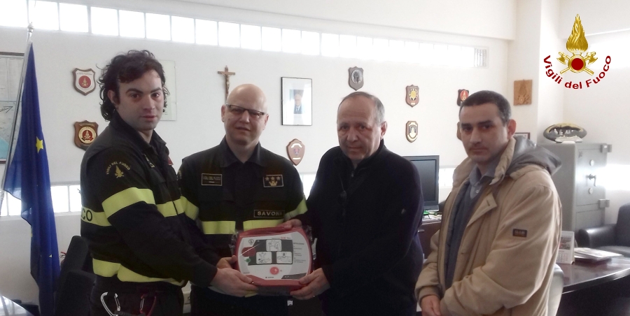 Savona, consegnato dalla CRI un defibrillatore al Comando dei Vigili del fuoco