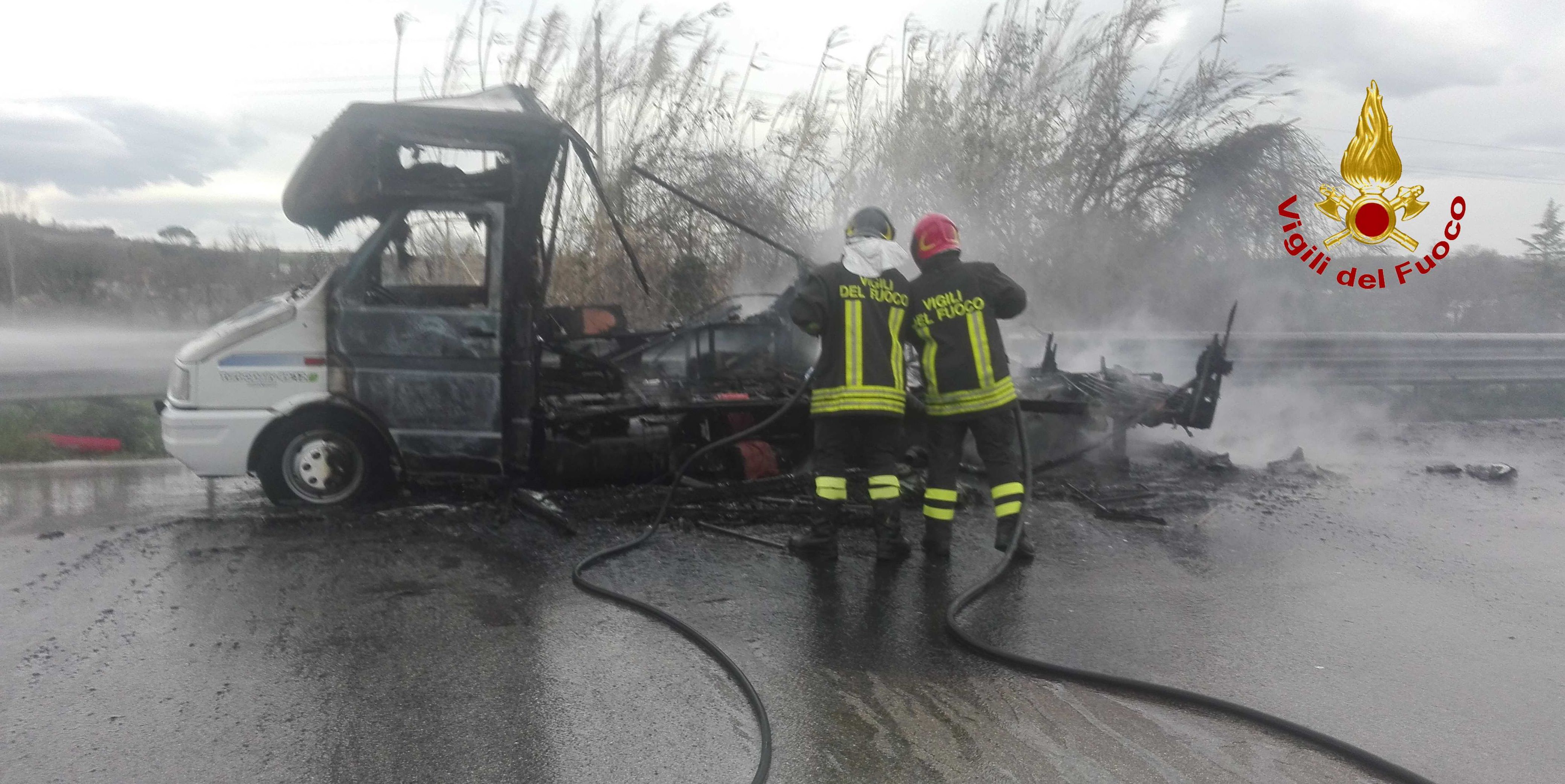 Macerata, incendio Camper sulla "SS.77"