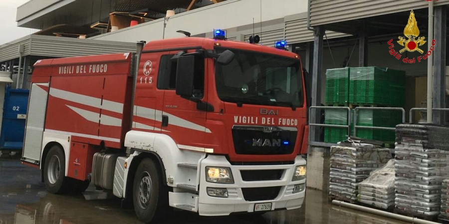 Brescia, principio d'incendio in un magazzino all'interno di un centro commerciale a Roncadelle