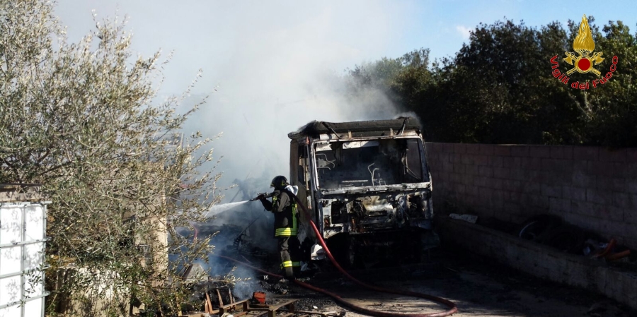 Sassari, incendio in un deposito ortofrutticolo