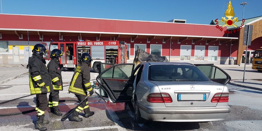 Ancona, incendio autovettura sulla "A.14"