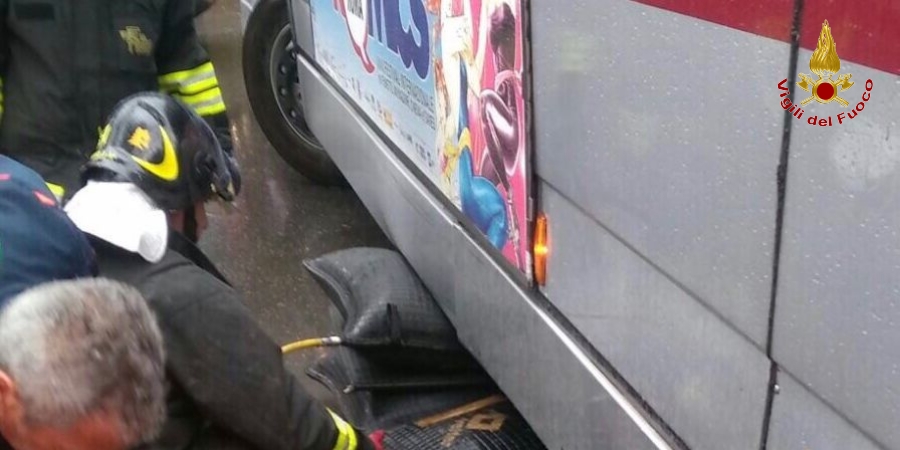 Roma, moto finisce sotto bus Atac: ragazza estratta dai Vigili del fuoco