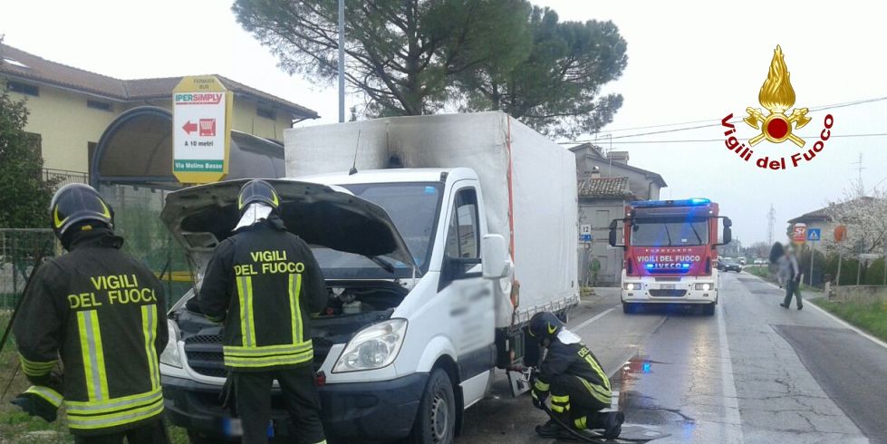 Ancona, incendio furgone sulla "SP.3" nei pressi di Osimo