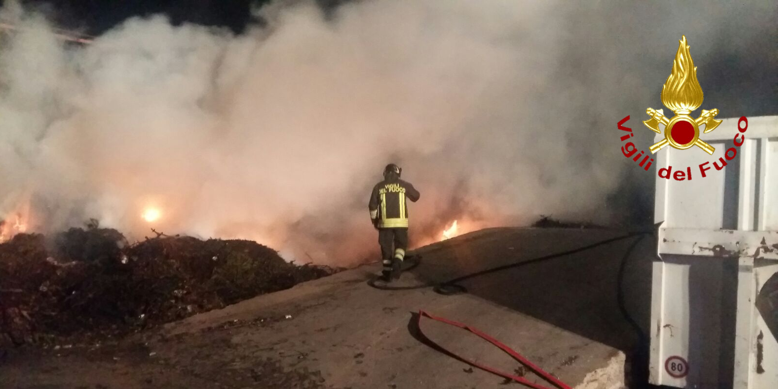 Crotone, incendio isola ecologica nel comune di Capo Rizzuto