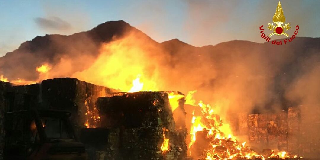 Belluno, incendio balle di carta riciclata nella cartiera di Brentino