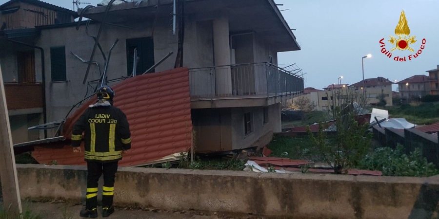 Catanzaro, a causa del vento forte divelta copertura nel comune di Curinga