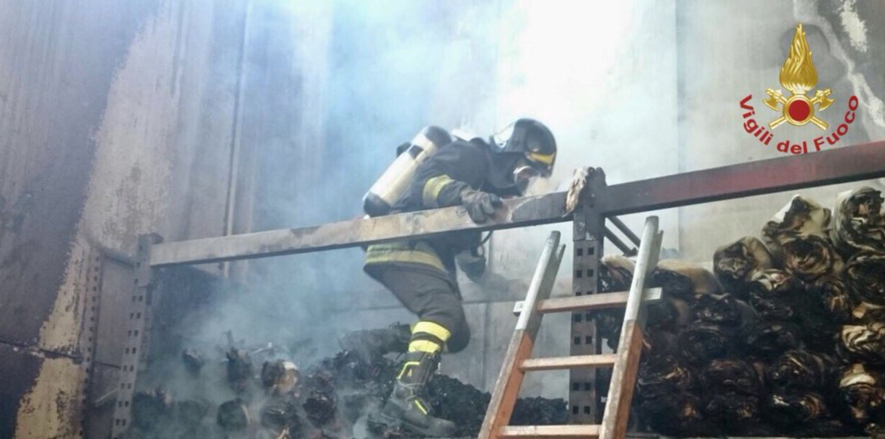 Caserta, incendio in deposito di pellami nel comune di Carinaro