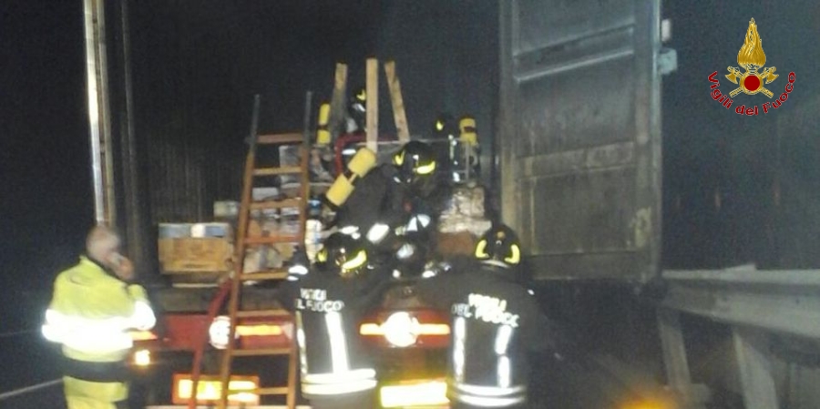 Novara, in fiamme un camion sulla "A.4"