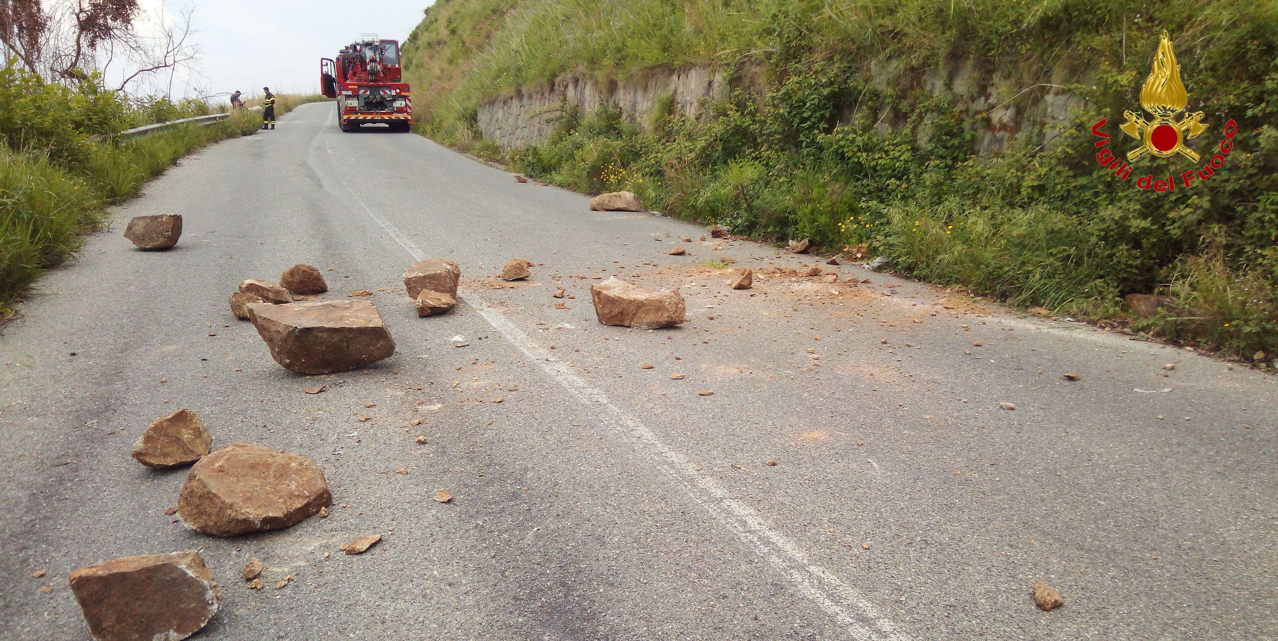 Vibo Valentia, intervento dei Vigili del fuoco per caduta massi nel comune di Tropea