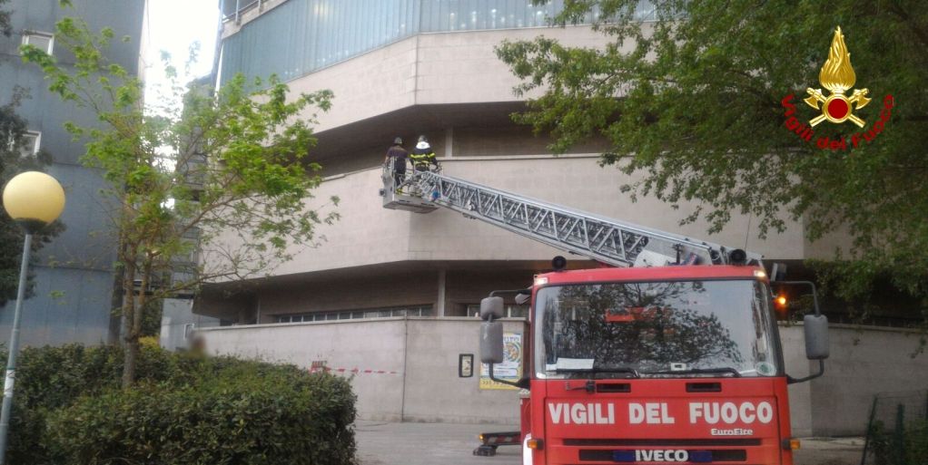 Ancona, rimosse parti pericolanti da edificio in centro città
