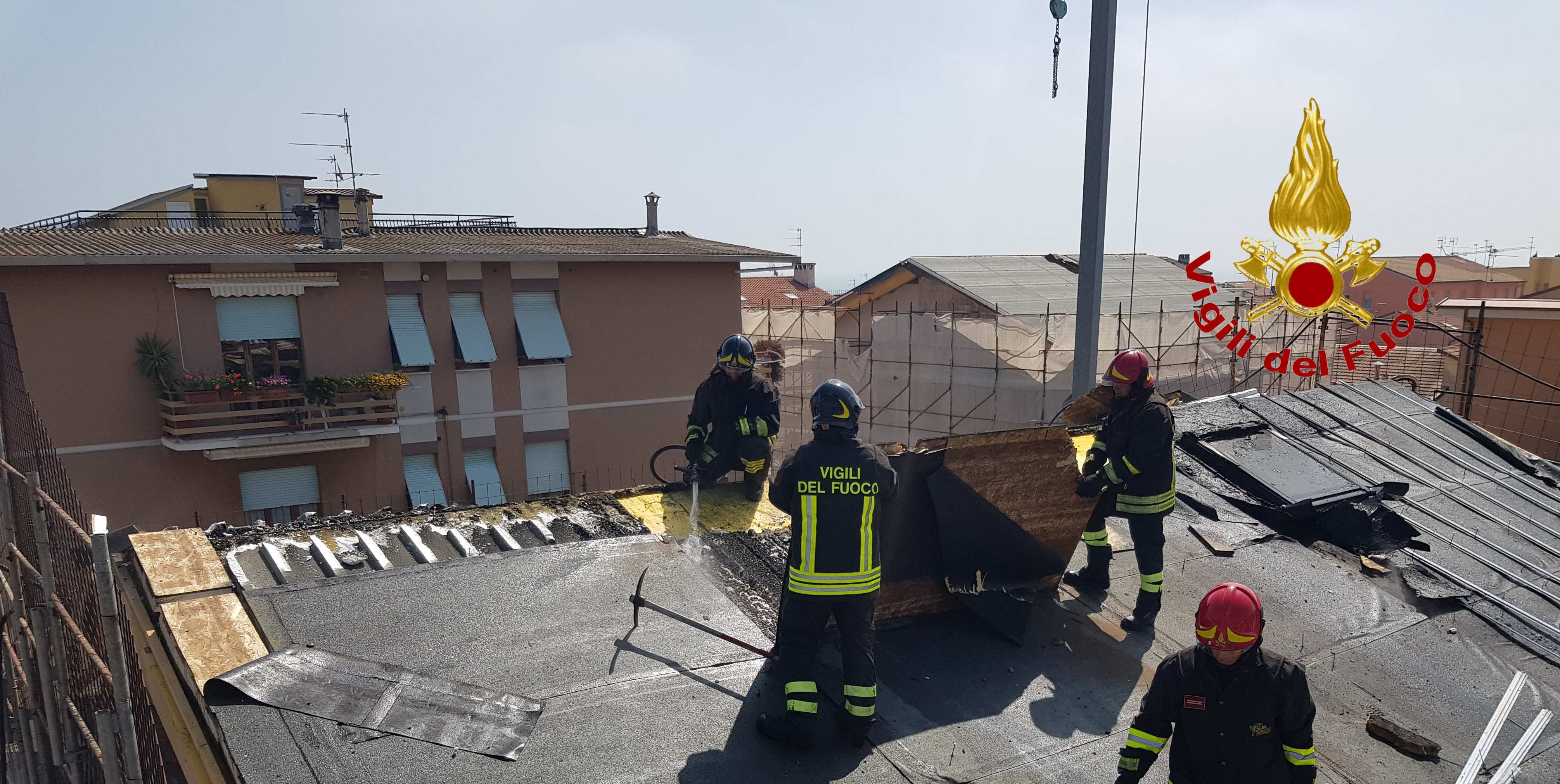 Macerata, incendio tetto abitazione nel comune di Porto Potenza Picena