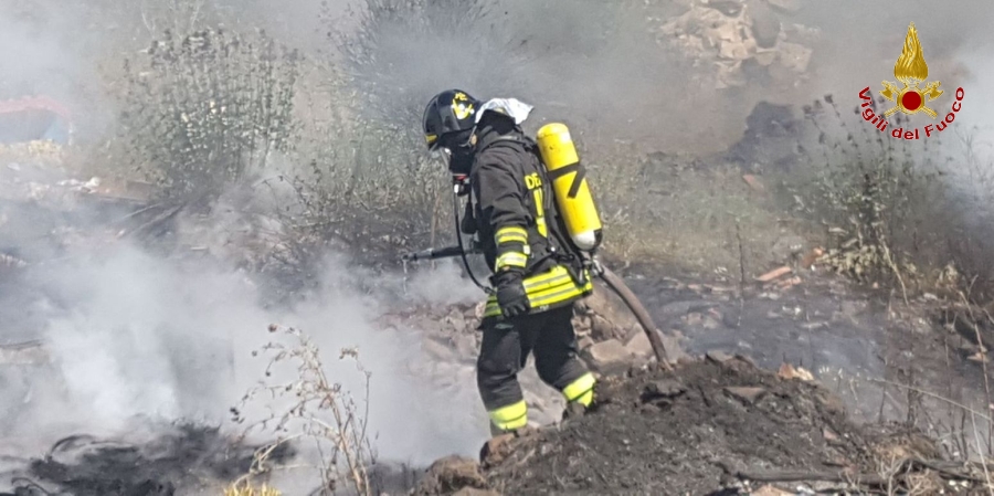 Catania, incendio deposito rifiuti nel comune di Misterbianco