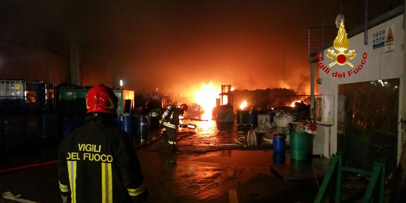 Venezia, in fiamme deposito di rifiuti speciali nel comune di San Donà di Piave