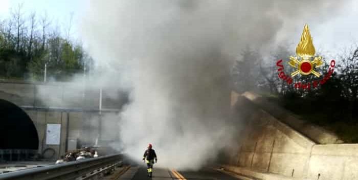 Forli-Cesena, incendio di due autoarticolati all'interno di una galleria