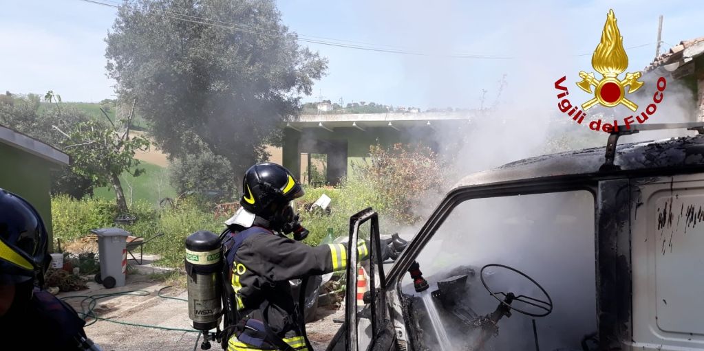 Ancona, incendio furgone nel comune di Monsano