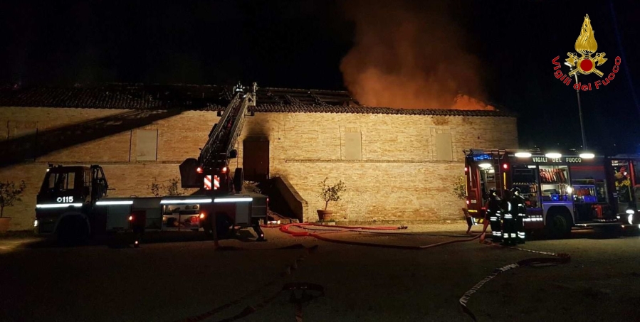 Macerata, incendio casolare nel comune di Corridonia