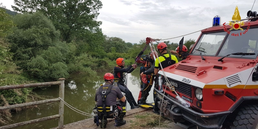 Frosinone, i Vigili del fuoco recuperano autovettura precipitata nel fiume Sacco