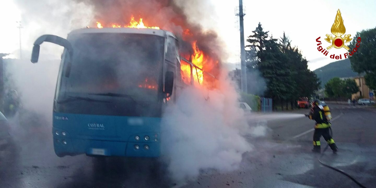 Rieti, incendio autobus delle linee regionali Cotral