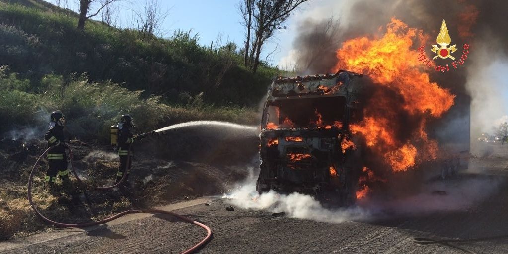 Catanzaro, incendio autoarticolato sulla "A.2"