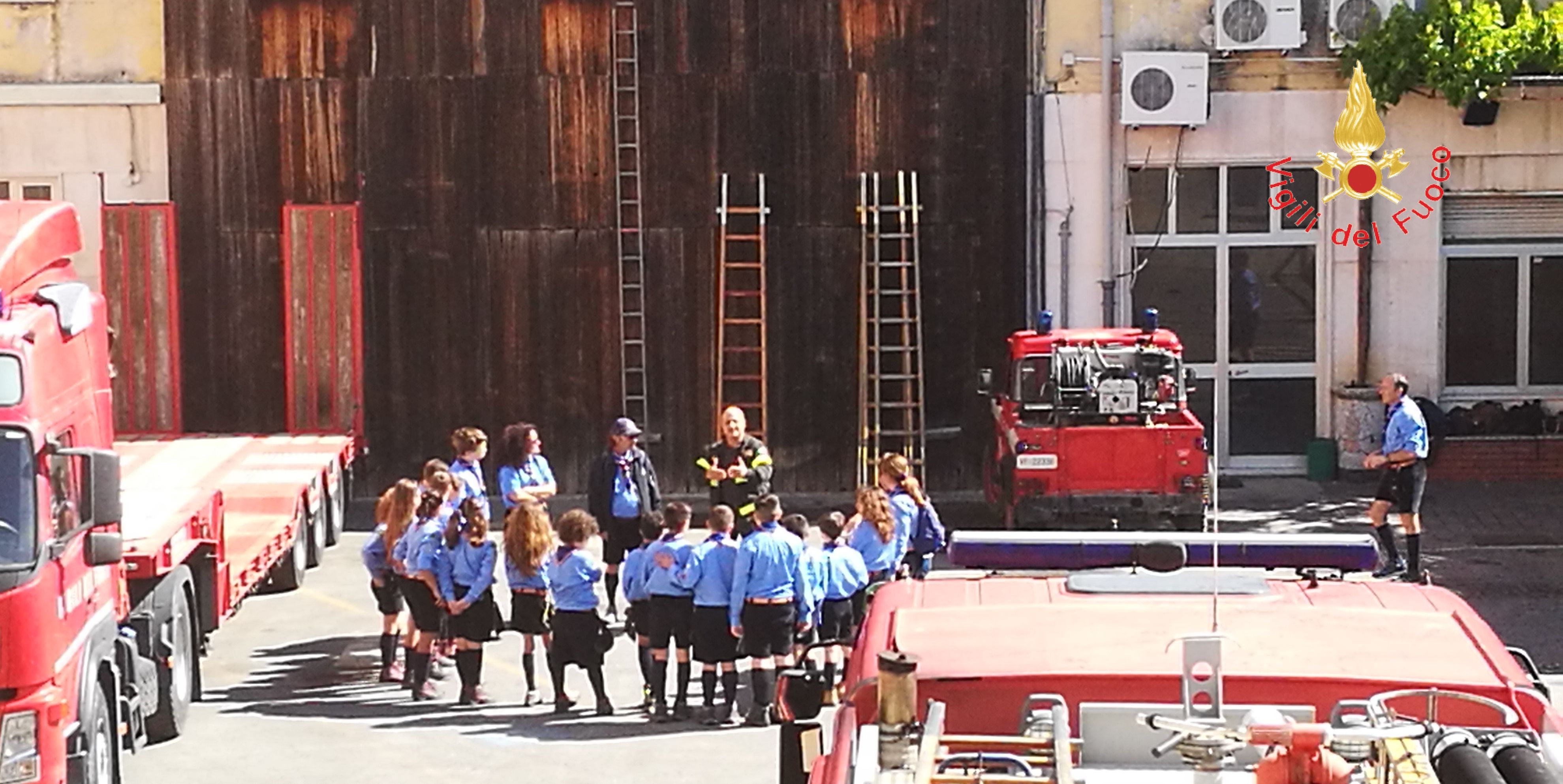 Catanzaro, un gruppo di giovani scout in visita al Comando provinciale