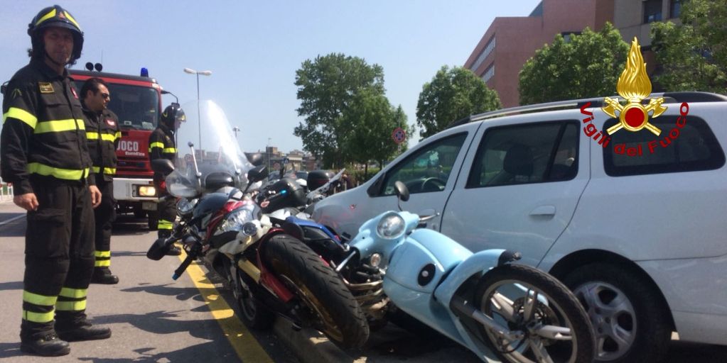 Ancona, perde il controllo e si schianta con la propria auto contro le moto in sosta