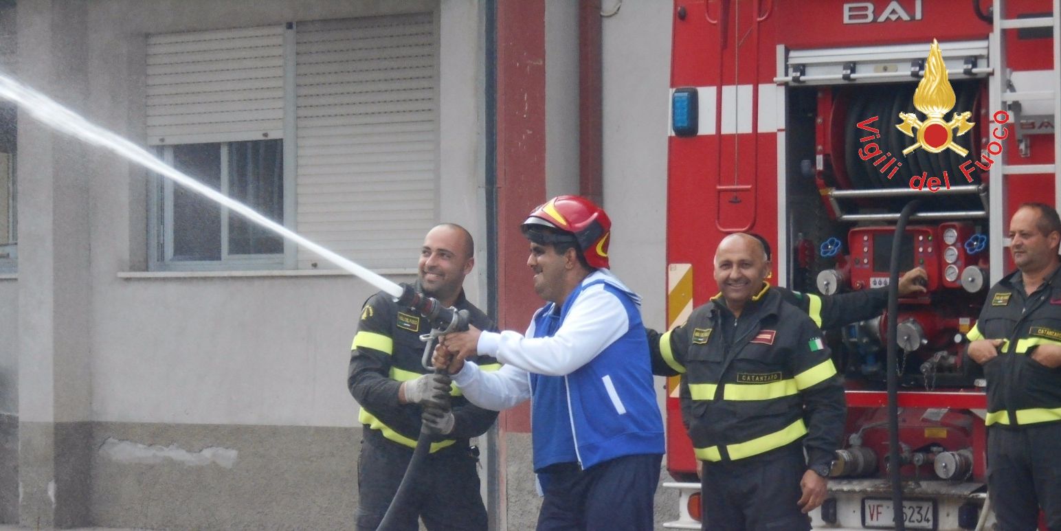 Catanzaro, alcuni rappresentanti dell'Unione italiana lotta alla distrofia muscolare (UILDM) in visita al Comando dei Vigili del fuoco