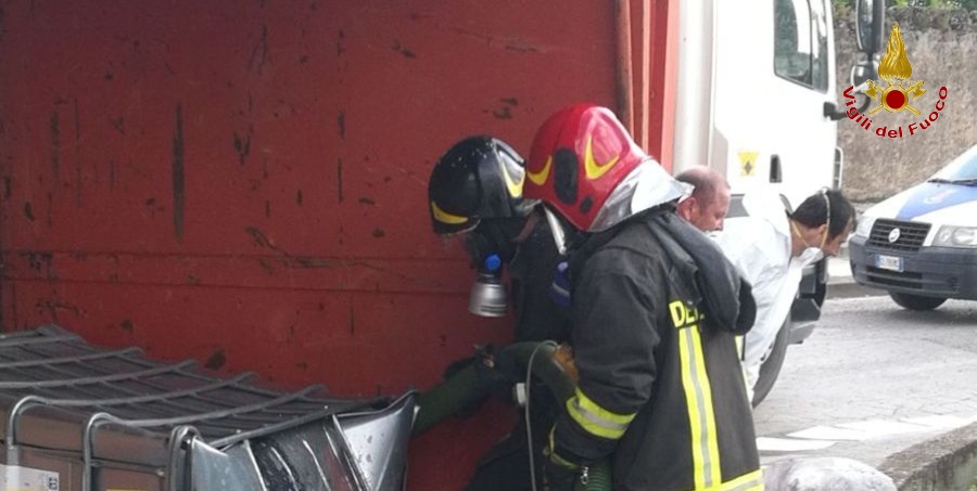 Caserta, intervento di verifica e recupero sotanze pericolose da un autocarro incidentato