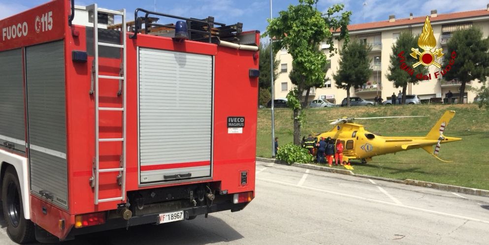 Ancona, incidente durante lavori di giardinaggio