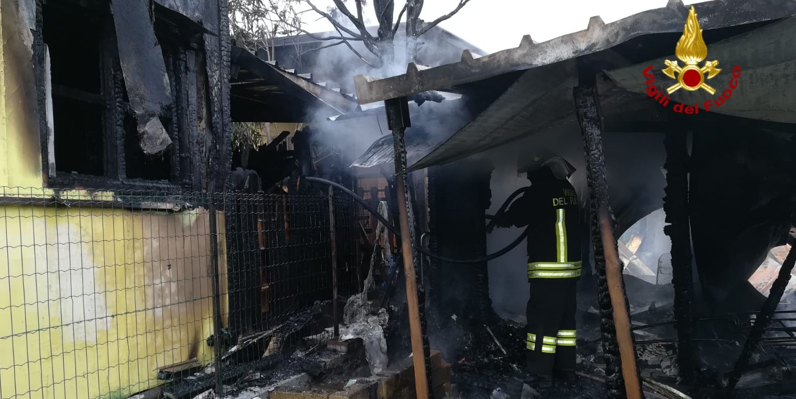 Genova, incendio in un campeggio a Cogoleto