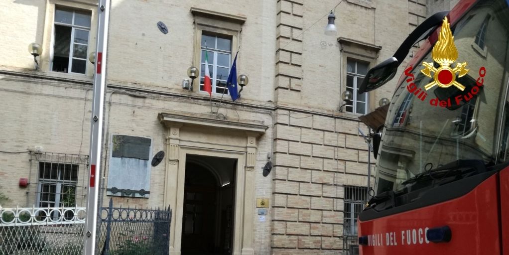 Fermo, crolla il tetto di un'aula dell'Istituto tecnico "Montani" poco prima dell'ingresso degli studenti