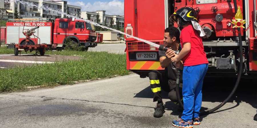 Salerno, i Vigili del Fuoco incontrano i bambini