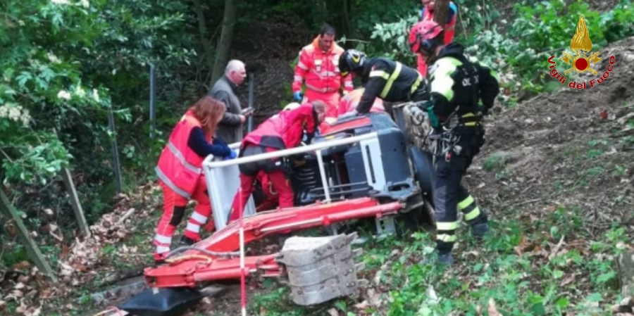 Genova, soccoro un uomo finito sotto un escavatore che si é ribaltato