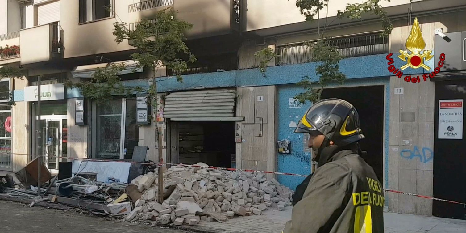 Cosenza, violenta esplosione distrugge un bar caffetteria in centro
