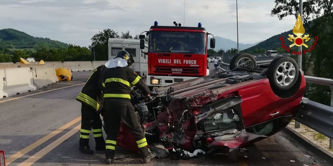 Ancona, incidente stradale lungo la "SS.76" presso uscita Borgo Tufico