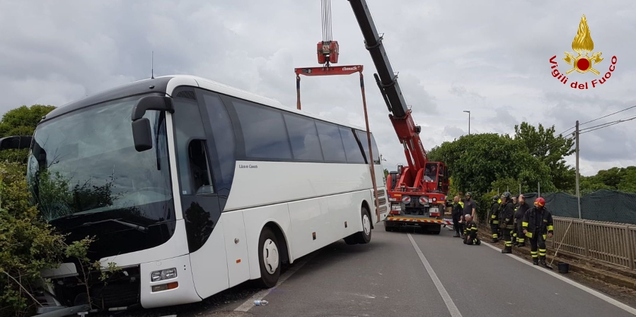 Roma, un autobus con a bordo alunni esce dalle sede stradale